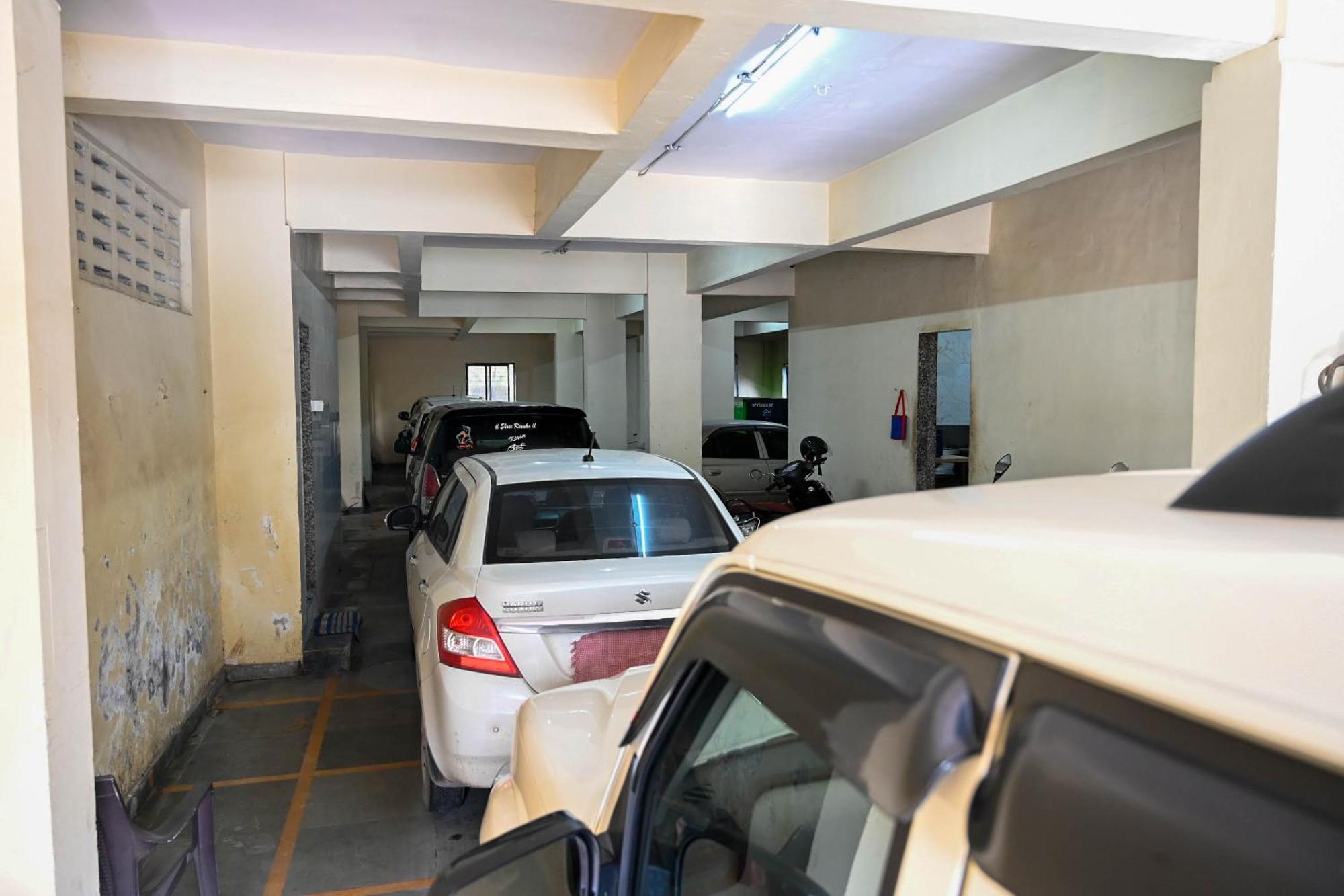 纳威孟买 Adiraj Residency酒店 外观 照片