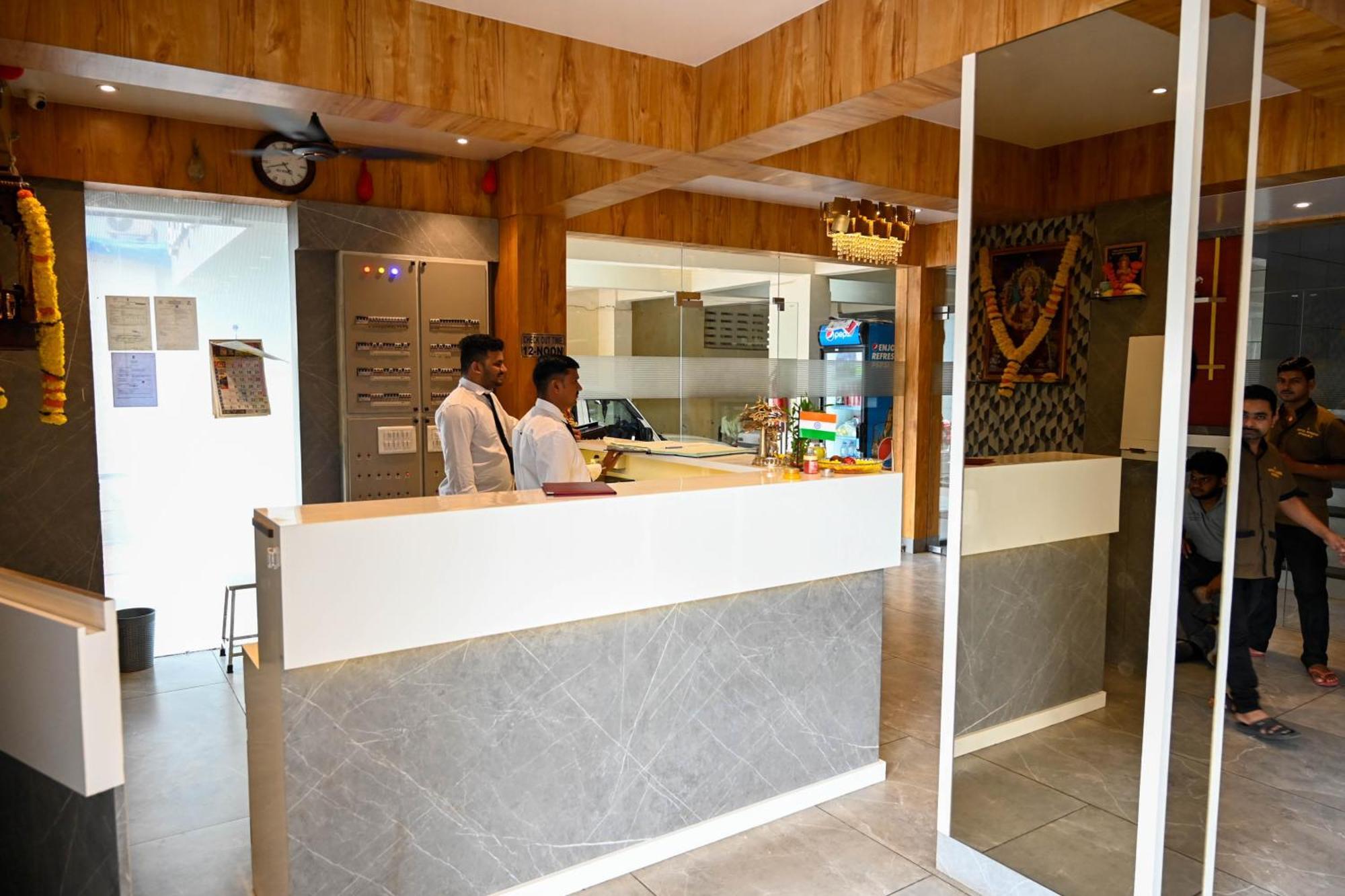 纳威孟买 Adiraj Residency酒店 外观 照片