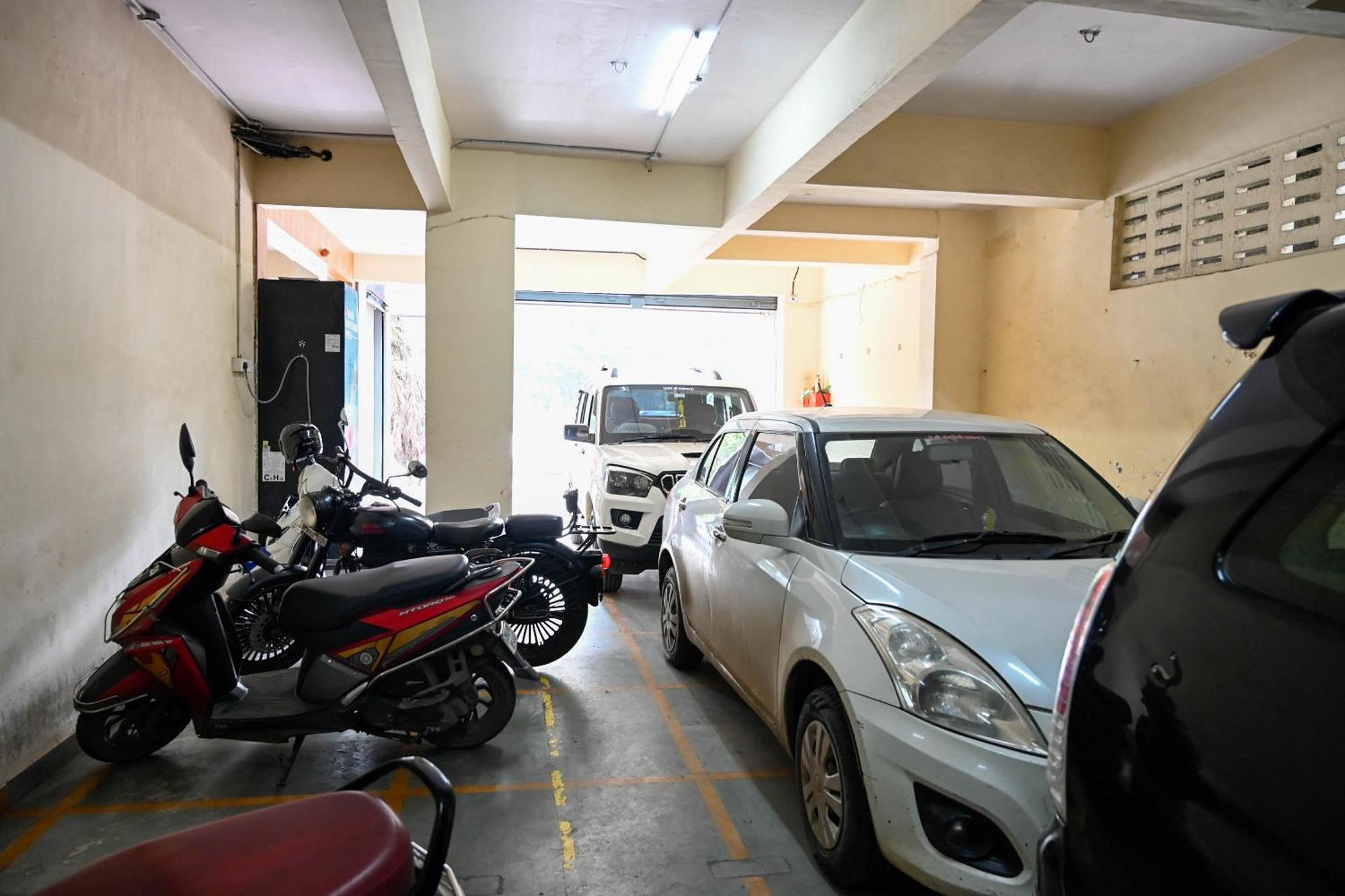 纳威孟买 Adiraj Residency酒店 外观 照片