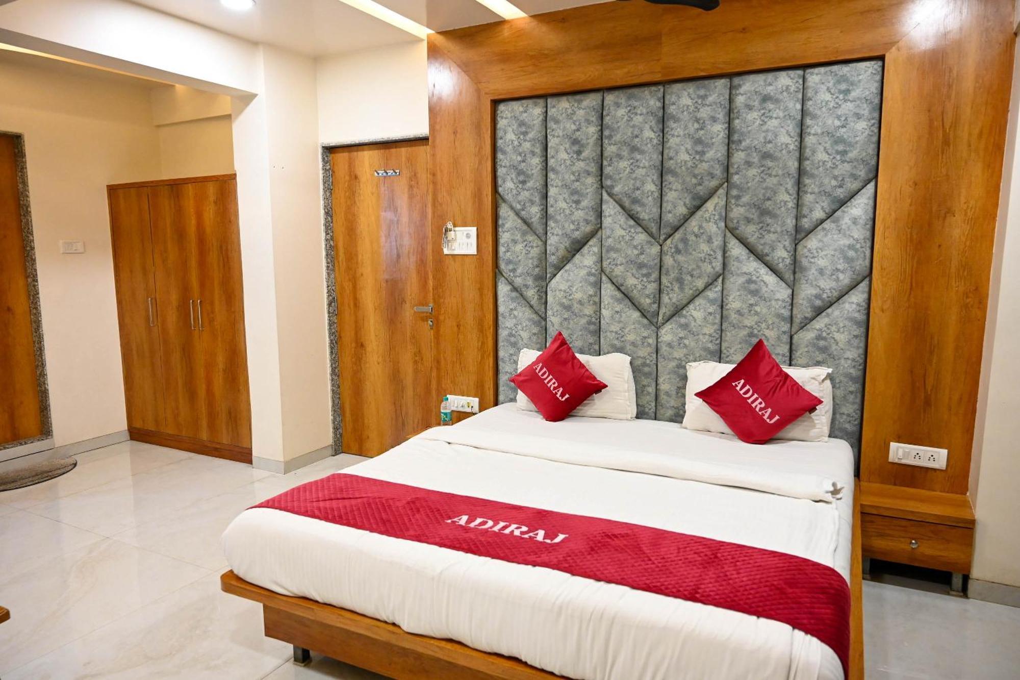 纳威孟买 Adiraj Residency酒店 外观 照片